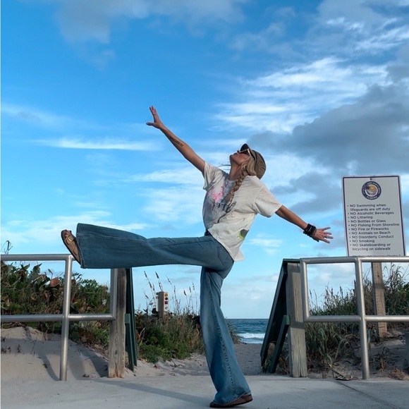 VAN_SOLEIL IS LIVE 💛✌🏽💛 LIKE TO BE NOTIFIED 🥳🥳🥳 - Picture 10 of 17